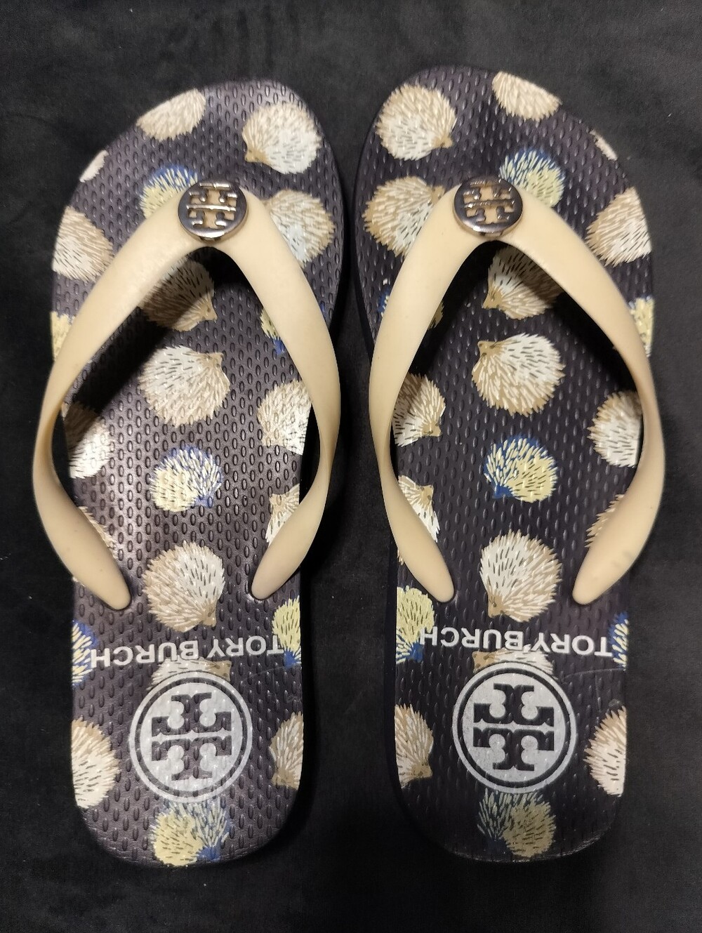 EUC Rare Tory Burch Cream And Navy Blue Hedgehog Flip Flops With Hardware Size 6